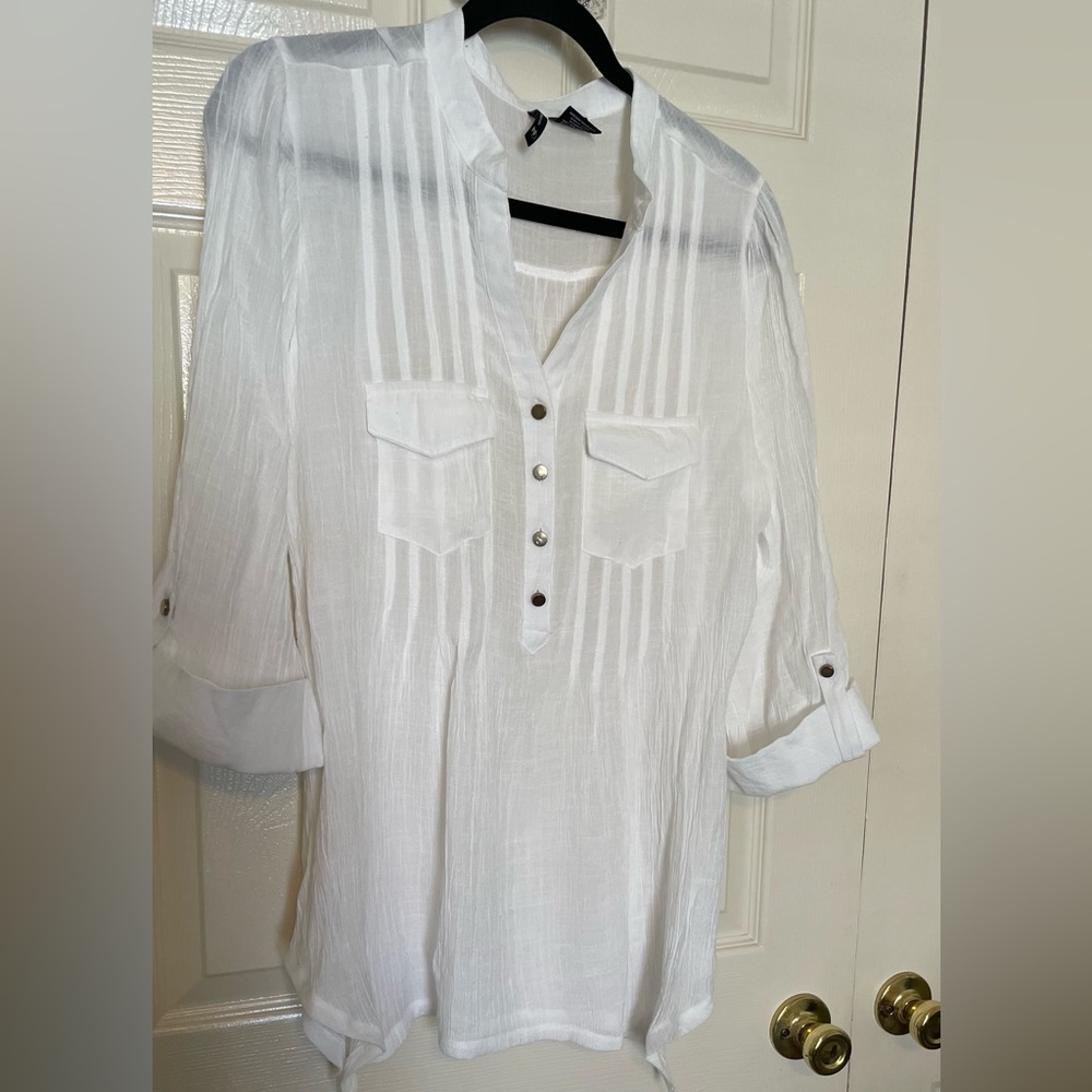 Ladies, White 2X sheer 3/4 sleeves Tunic top.
So cute w black spaghetti strap